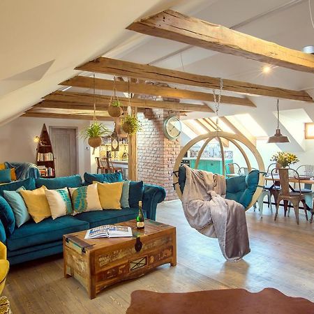 Bohemian Chic 2 Bedroom 2 Bathroom Loft With Hanging Chair Прага Экстерьер фото