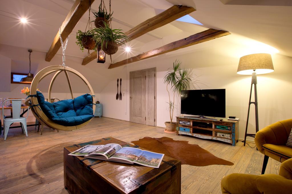 Bohemian Chic 2 Bedroom 2 Bathroom Loft With Hanging Chair Прага Экстерьер фото